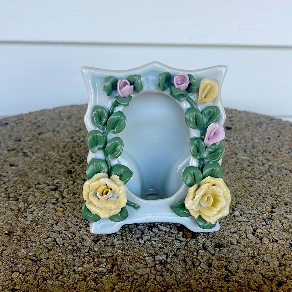 🍭 Small vintage porcelain flower picture frame